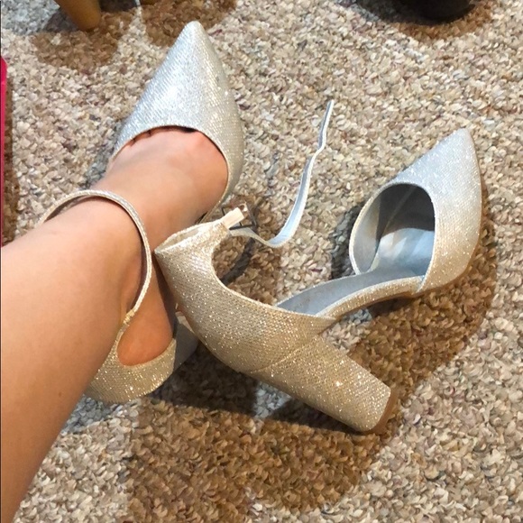 Silver heels! - Picture 2 of 3